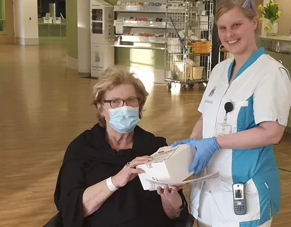 Ziekenhuis Bernhoven geeft herstellende coronapatiënt gratis ‘Wel-thuis-box’